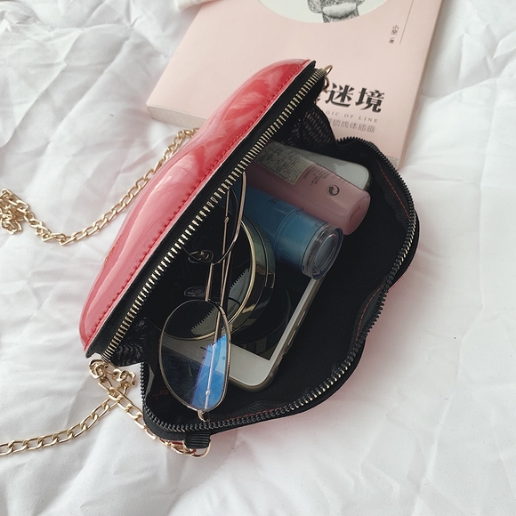 💋 Red Lip Purse with Gold Chain 💋 - Picture 7 of 10
